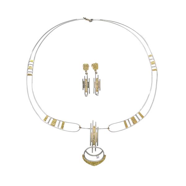 Parure composta da collier e paio di orecchini in oro giallo 14 kt, oro bianco e diamanti