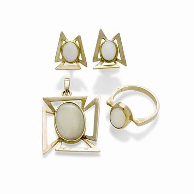 Parure Composta da Paio di Orecchini, Pendente e Anello in Oro Giallo 14 Kt e Opale