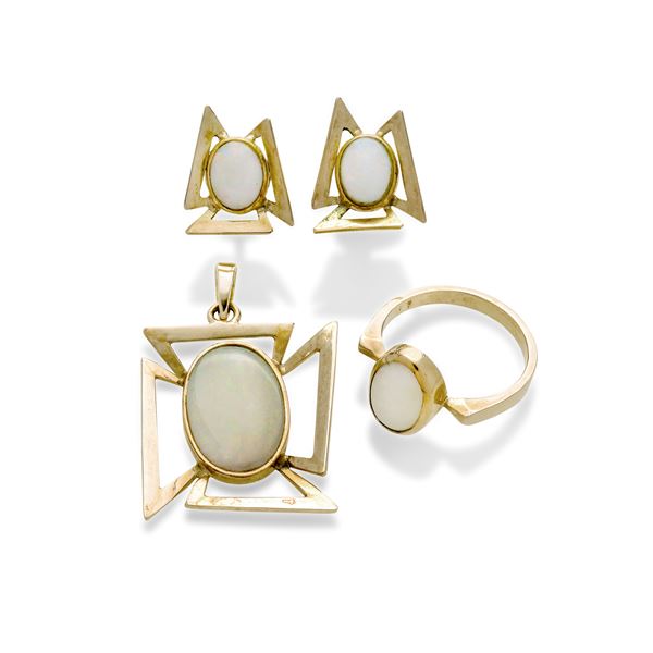 Parure of a pair of earrings, pendant and ring in 14 kt yellow gold and opal