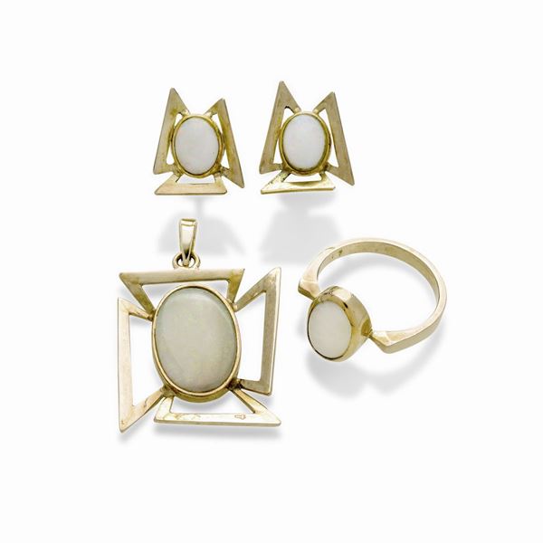 Parure composta da paio di orecchini, pendente e anello in oro giallo 14 kt e opale