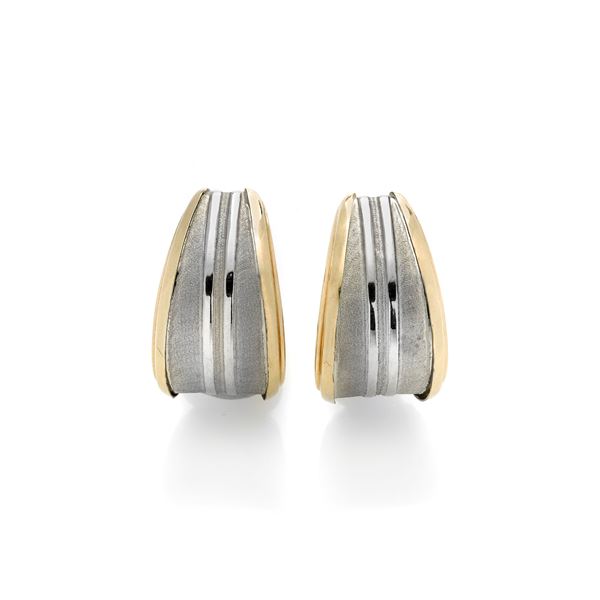 Pair of earrings in yellow gold and white gold
