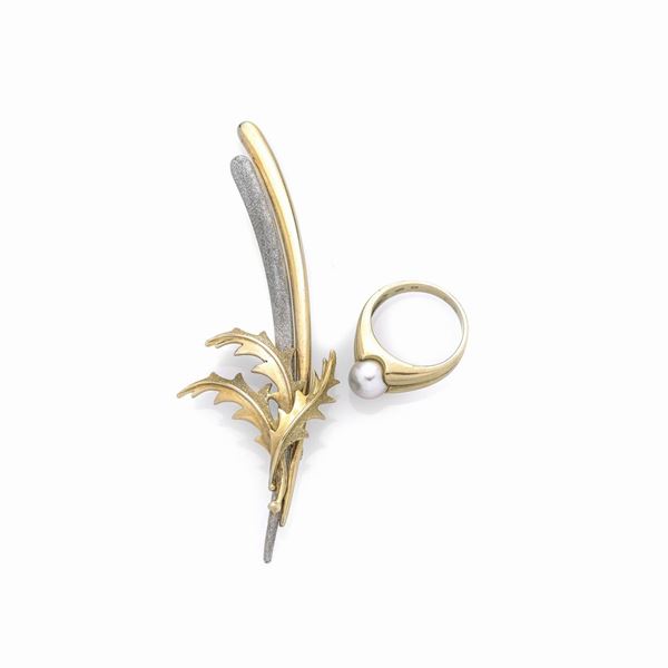 Lotto composto da spilla e anello in oro giallo 14 kt e perla