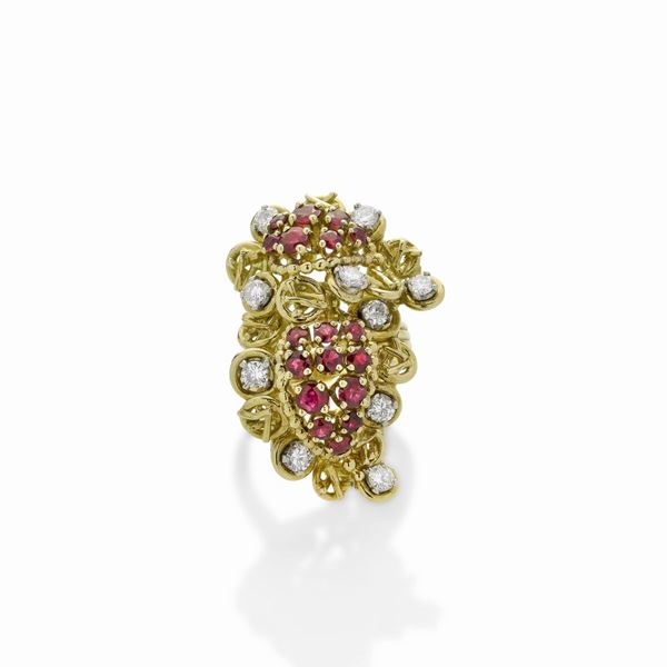 Anello in oro giallo, oro bianco, diamanti e rubini