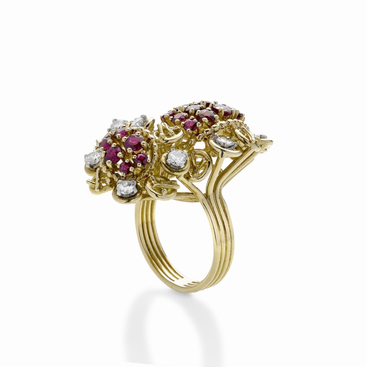 Anello in oro giallo, oro bianco, diamanti e rubini