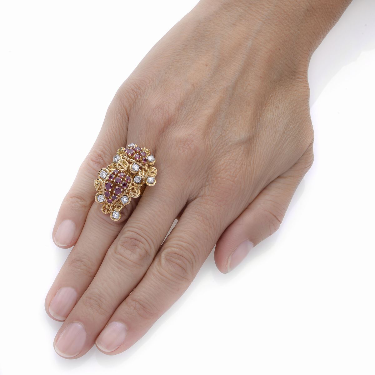 Anello in oro giallo, oro bianco, diamanti e rubini
