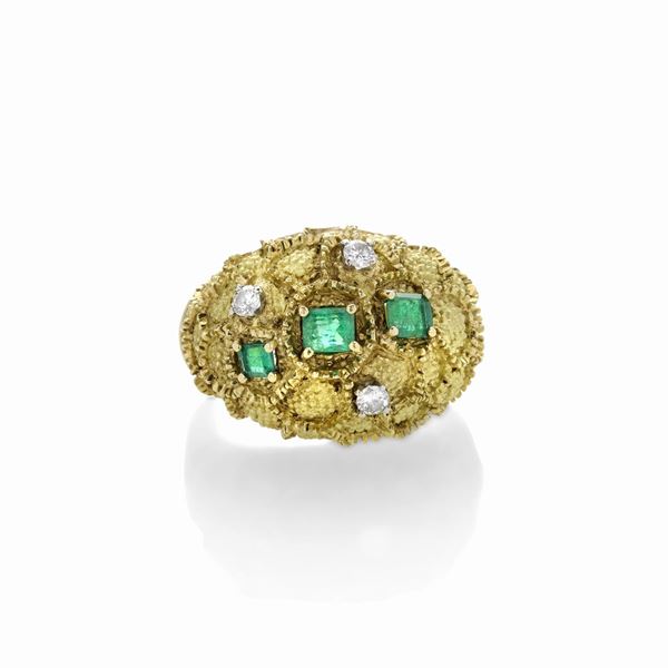 Anello a cupola in oro giallo, smeraldi e diamanti