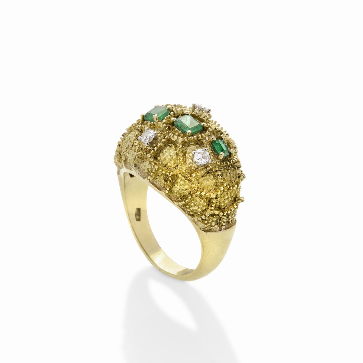 Anello a cupola in oro giallo, smeraldi e diamanti