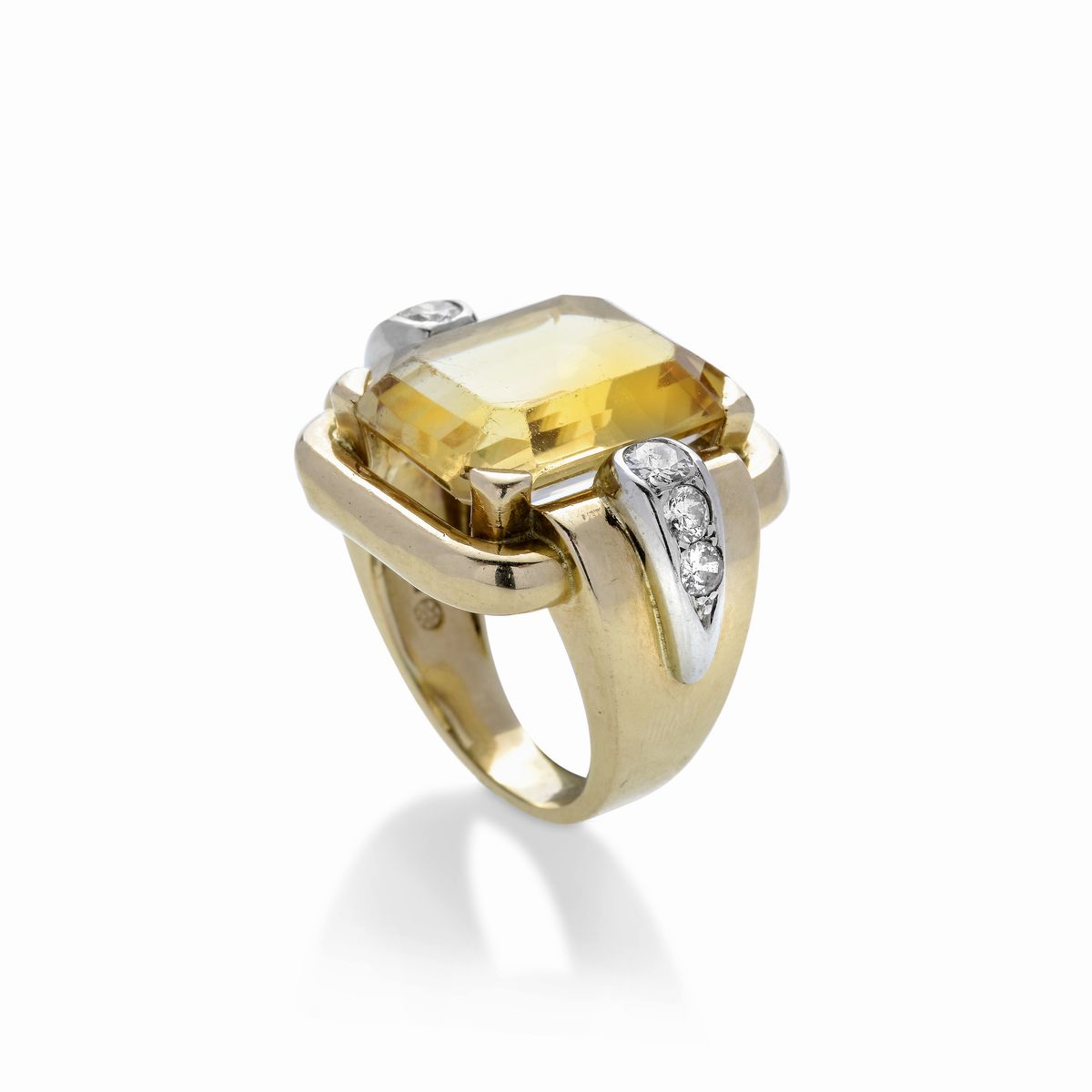 Anello in oro giallo, oro bianco, diamanti e quarzo citrino
