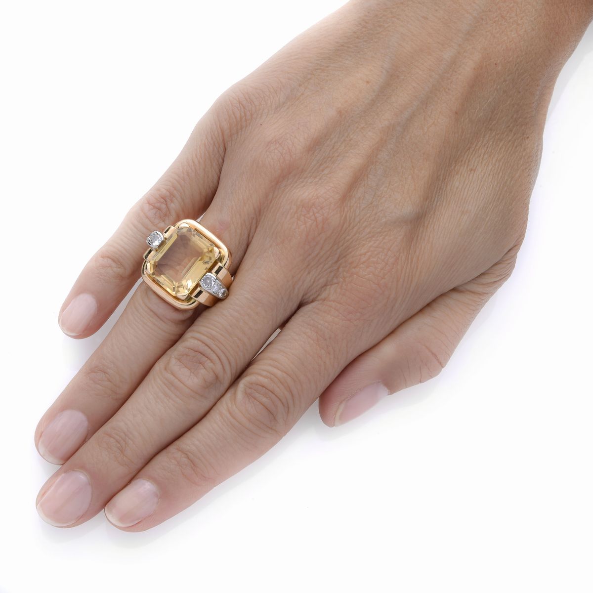 Anello in oro giallo, oro bianco, diamanti e quarzo citrino