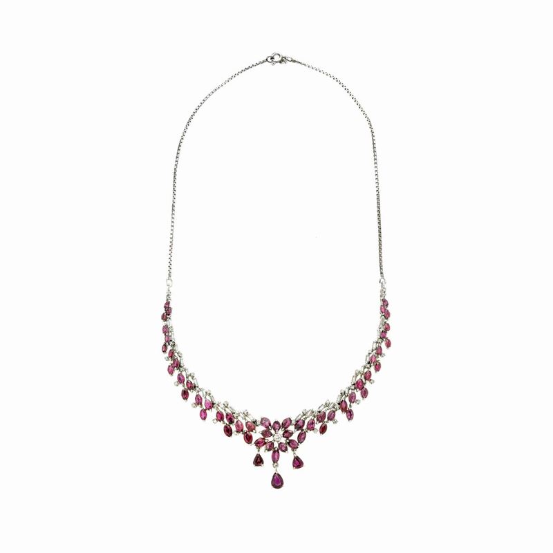 Collier in oro bianco, oro a basso titolo, diamanti e rubini