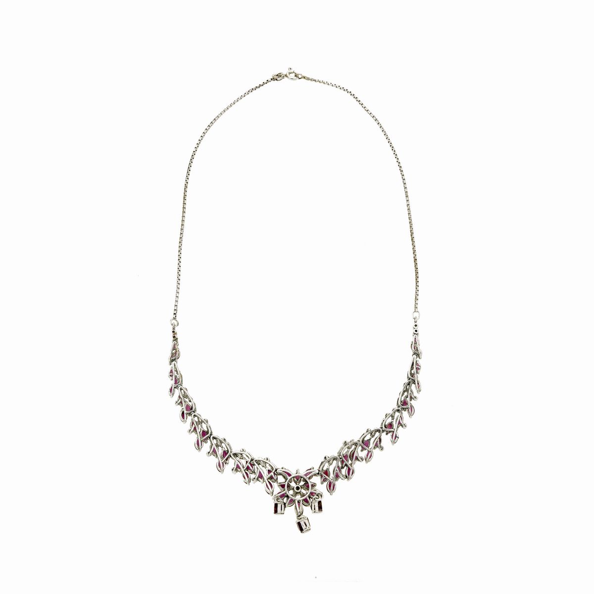 Collier in oro bianco, oro a basso titolo, diamanti e rubini