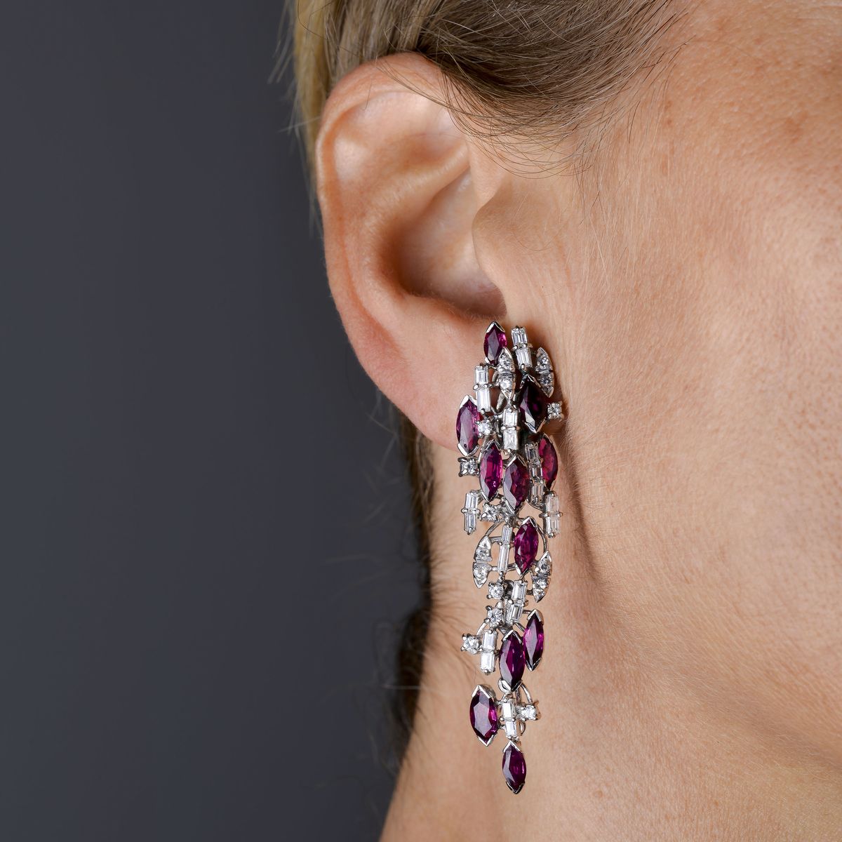 Paio di orecchini in oro bianco, diamanti e rubini