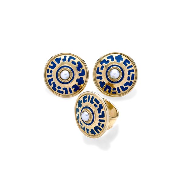 Parure with pair of earrings and ring in 14 kt gold, pearl and blue enamel