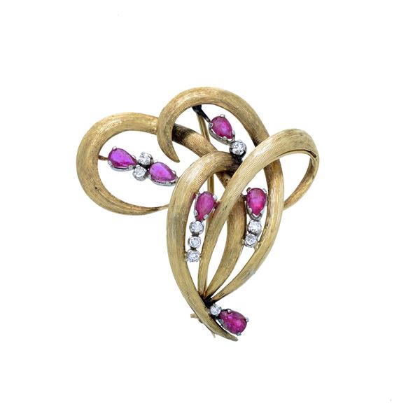 Brooch in yellow gold, diamonds and rubies