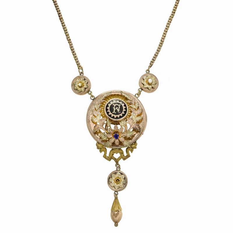 Lunga collana in oro a basso titolo, oro rosa, microperle e smalto nero