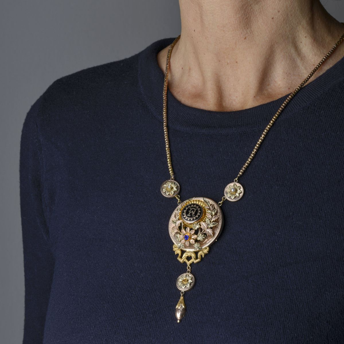 Lunga collana in oro a basso titolo, oro rosa, microperle e smalto nero