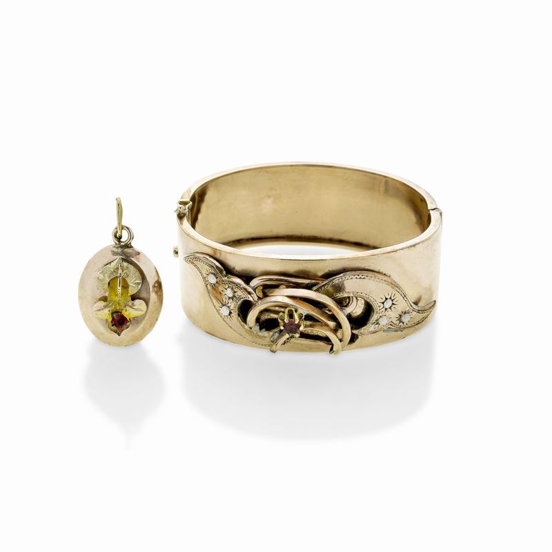 Bracciale rigido e pendente in oro rosa a 9 kt, pietra rosa e microperle