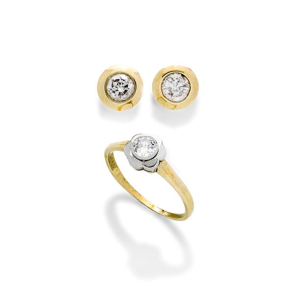 Paio di orecchini punto luce e anello in oro giallo, oro bianco e diamanti