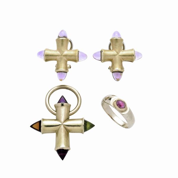 Parure composta da paio di orecchini, pendente e anello in oro giallo, oro 14kt e quarzi colorat