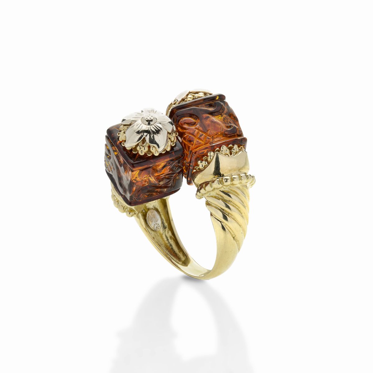 Anello contrariè in oro giallo e ambra