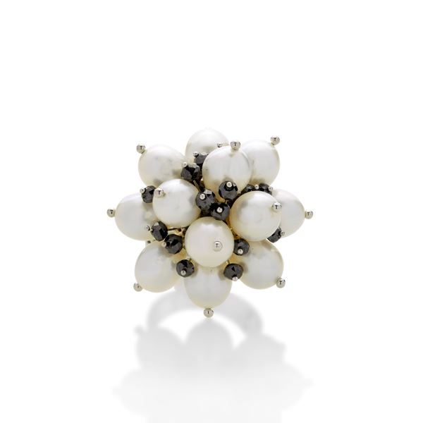 Ring in white gold, cultured pearls and black diamonds