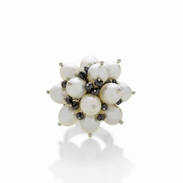 Anello in oro bianco, perle coltivate e diamanti neri
