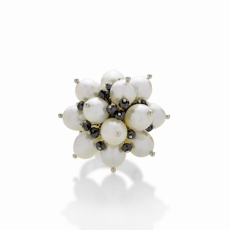 Anello in oro bianco, perle coltivate e diamanti neri