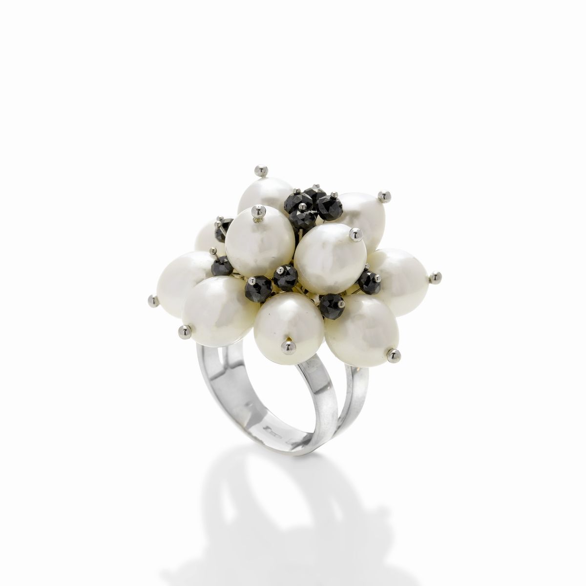 Anello in oro bianco, perle coltivate e diamanti neri