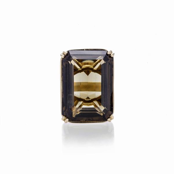 Anello in oro giallo e quarzo cognac