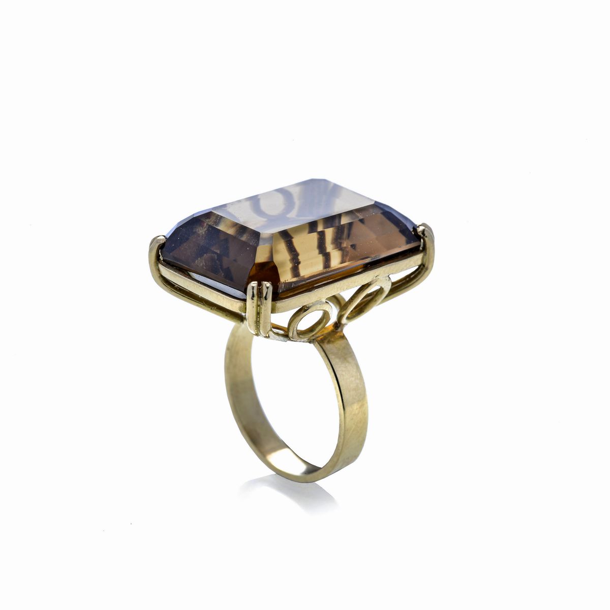 Anello in oro giallo e quarzo cognac