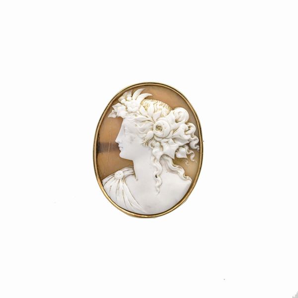 Spilla in oro giallo e cammeo in conchiglia