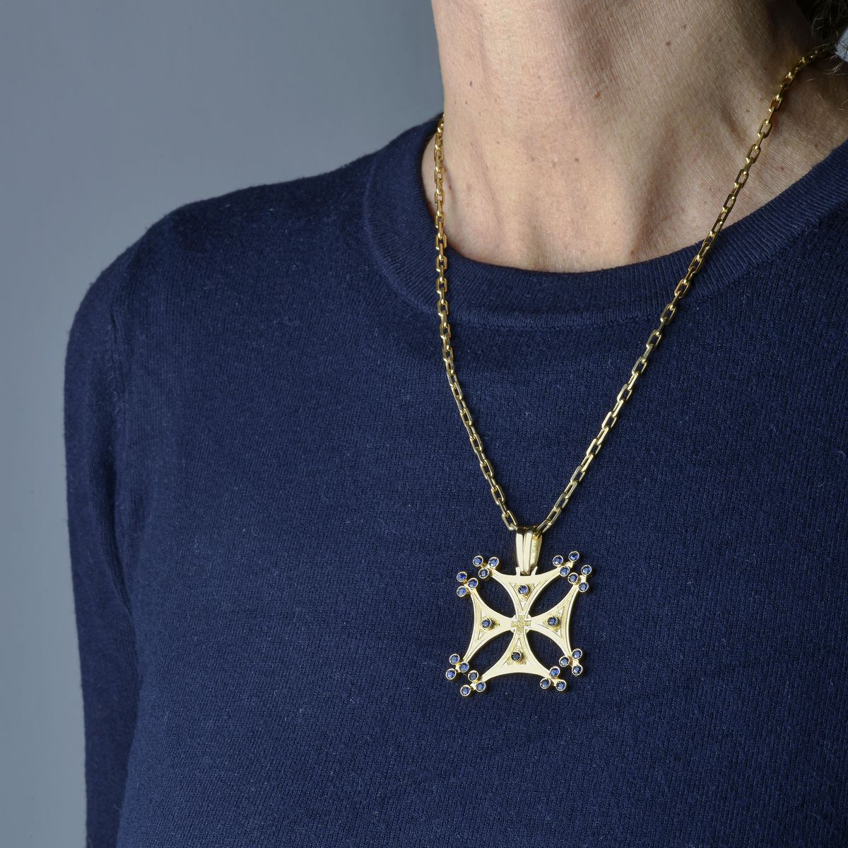 Catena con pendente in oro giallo e zaffiri