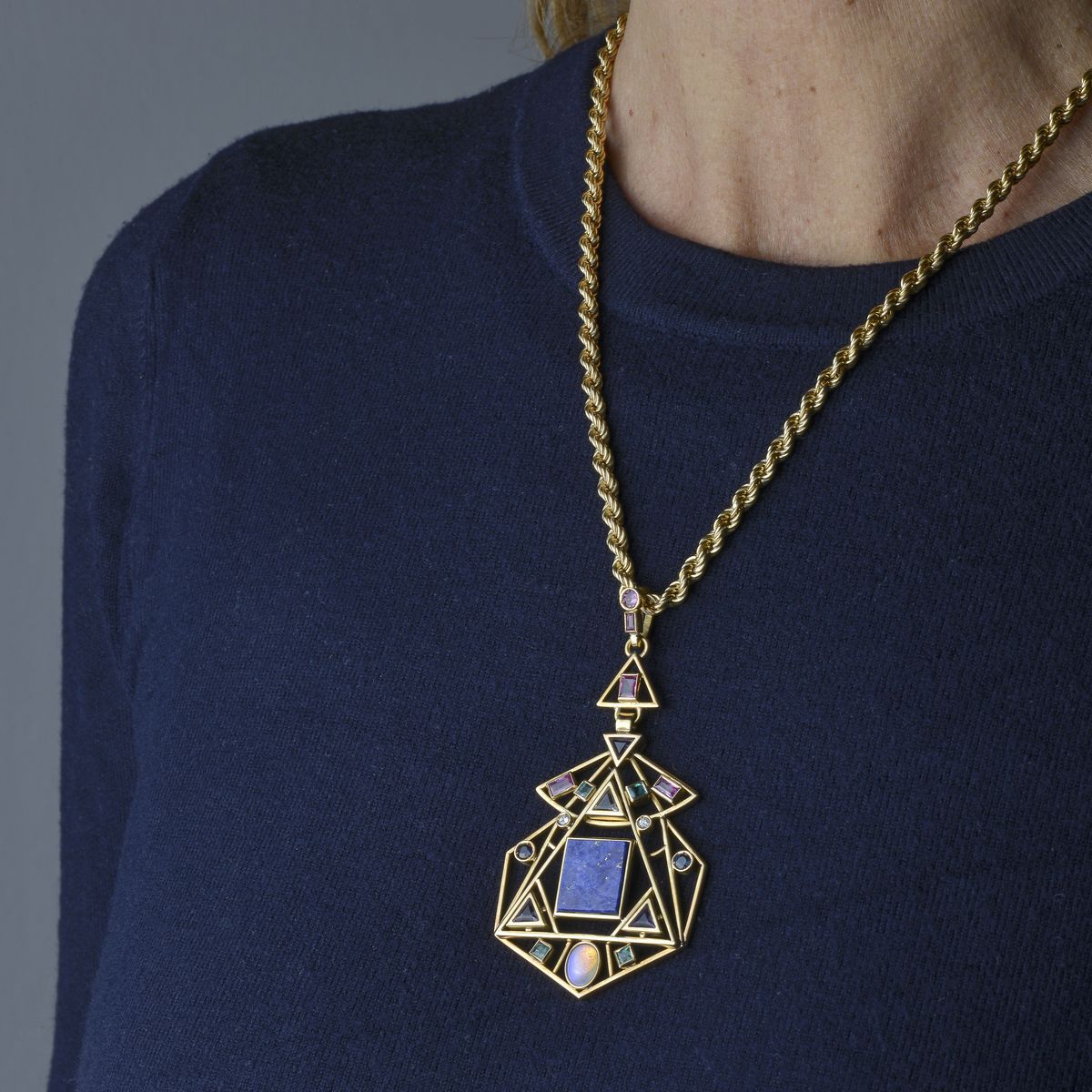 Collana torchon e pendente in oro giallo, lapislazzulo, tormaline, diamanti, smeraldi e pietra di...