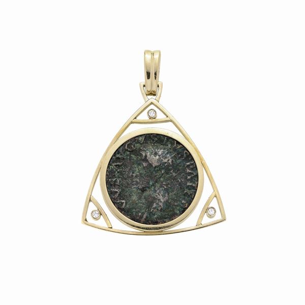Large pendant in yellow gold, diamonds and coin