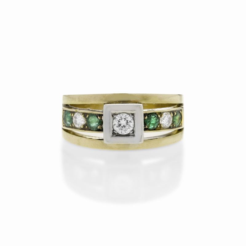 Anello a fascia in oro giallo, oro bianco, smeraldi e diamanti