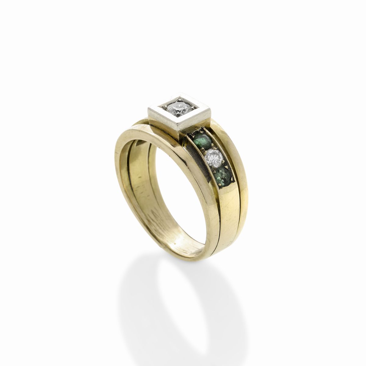 Anello a fascia in oro giallo, oro bianco, smeraldi e diamanti