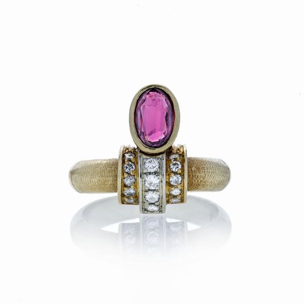 Anello in oro giallo, oro bianco, diamanti e rubino