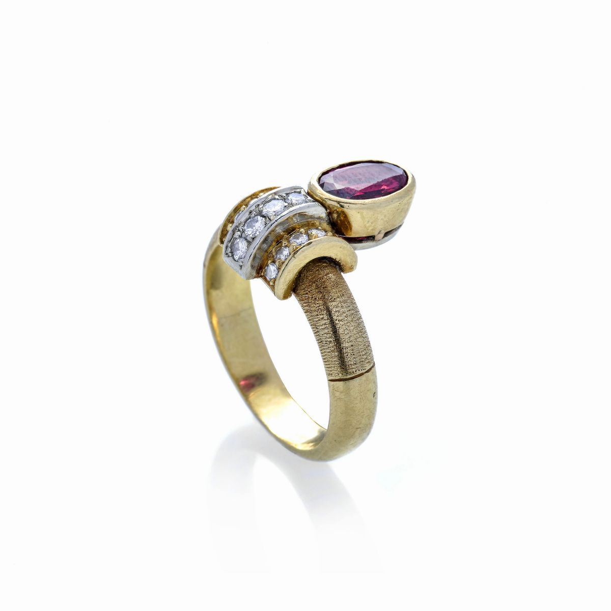 Anello in oro giallo, oro bianco, diamanti e rubino