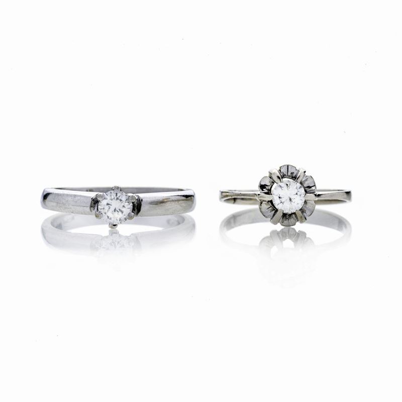 Anello solitario in oro bianco e diamante ed un altro simile