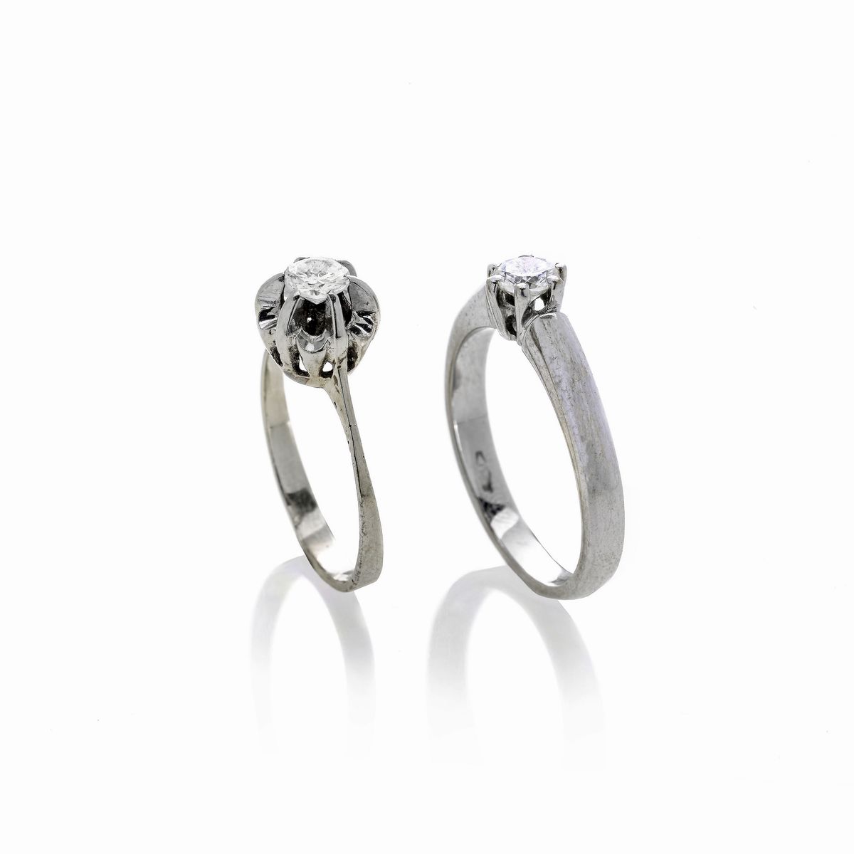 Anello solitario in oro bianco e diamante ed un altro simile