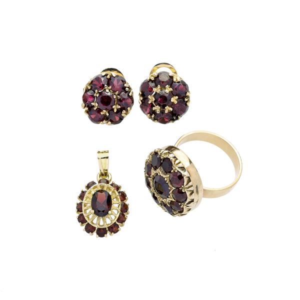 Parure in yellow gold and garnets