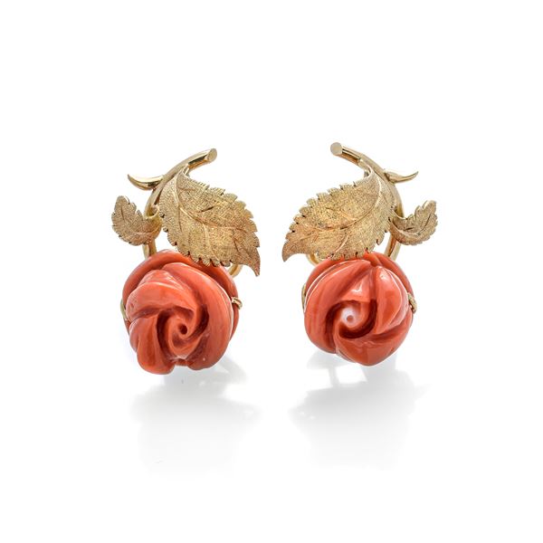 Pair of earring in yellow gold and rose coral