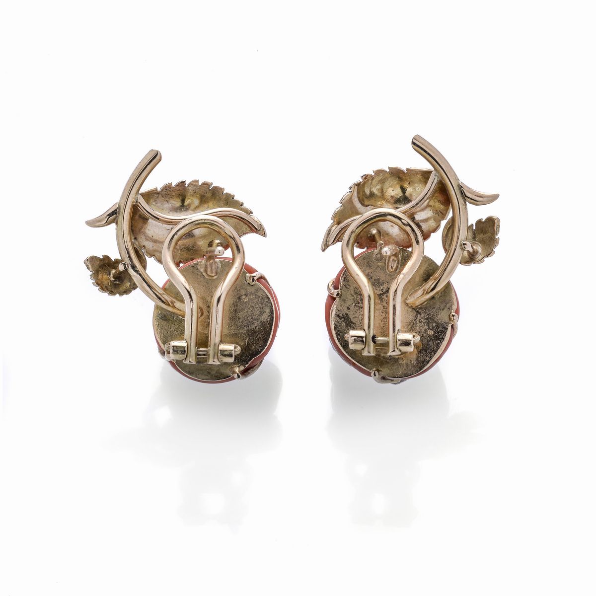 Paio di orecchini in oro giallo e corallo rosa