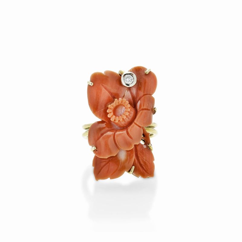 Grande anello in oro giallo, oro bianco, diamante e corallo rosa