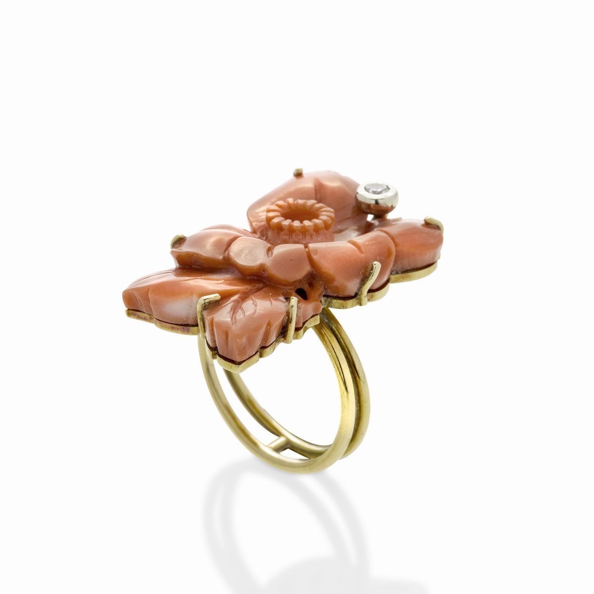 Grande anello in oro giallo, oro bianco, diamante e corallo rosa