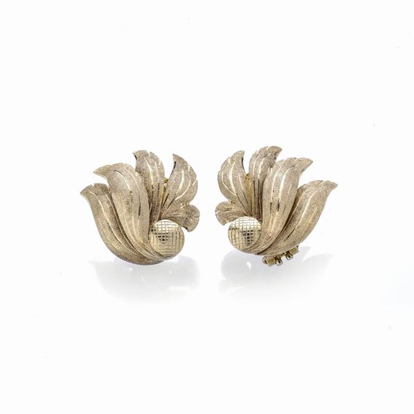 Pair of earrings in yellow gold