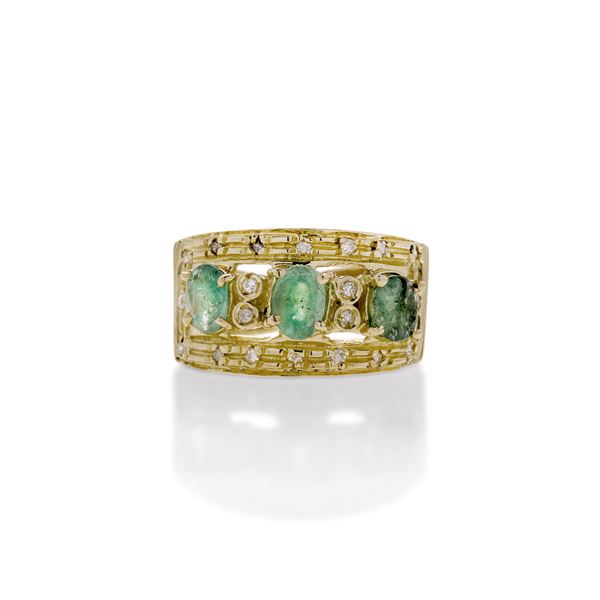 Band ring in yellow gold, diamonds and emeralds