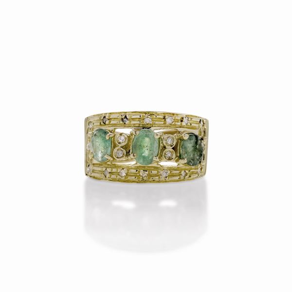 Anello a fascia in oro giallo, diamanti e smeraldi