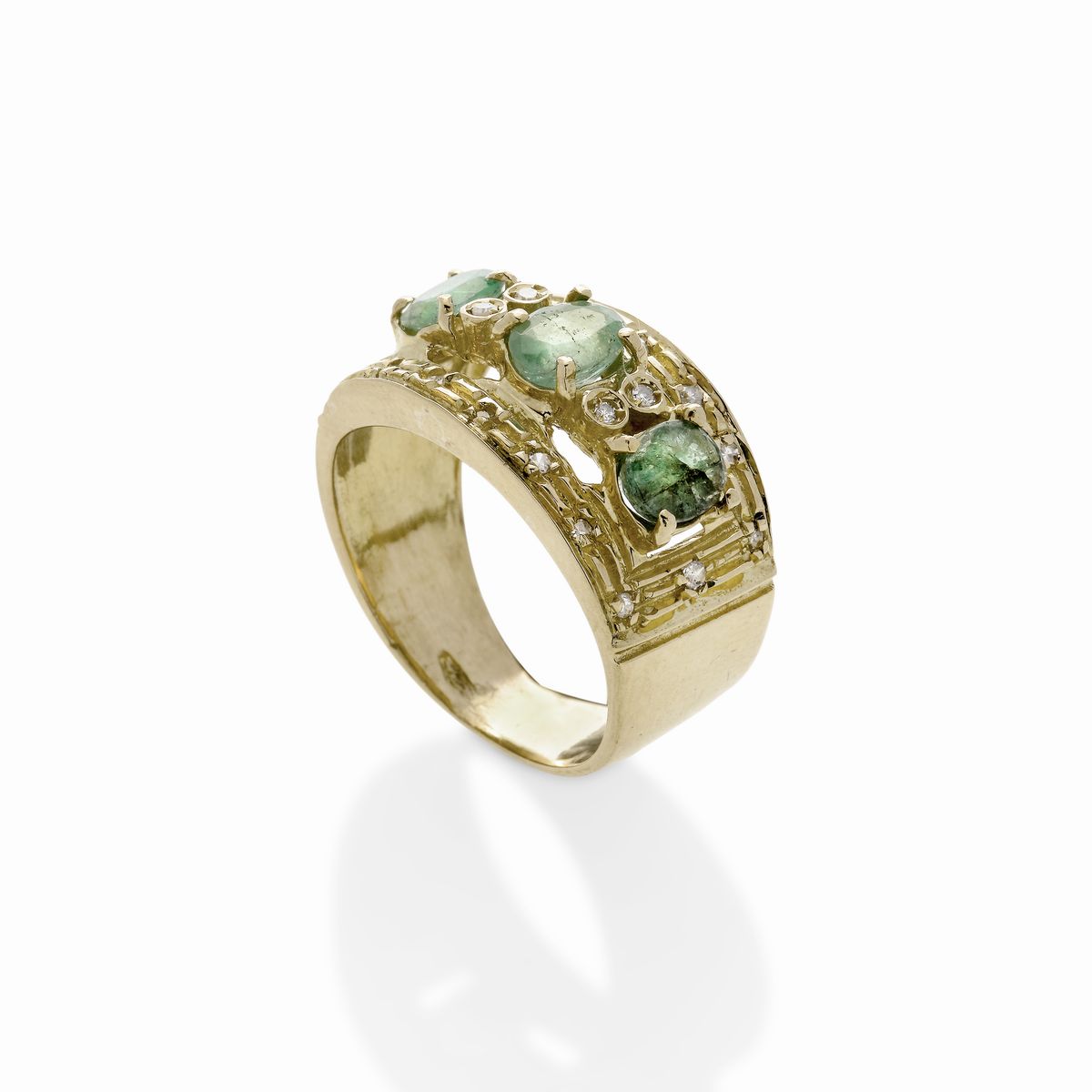 Anello a fascia in oro giallo, diamanti e smeraldi
