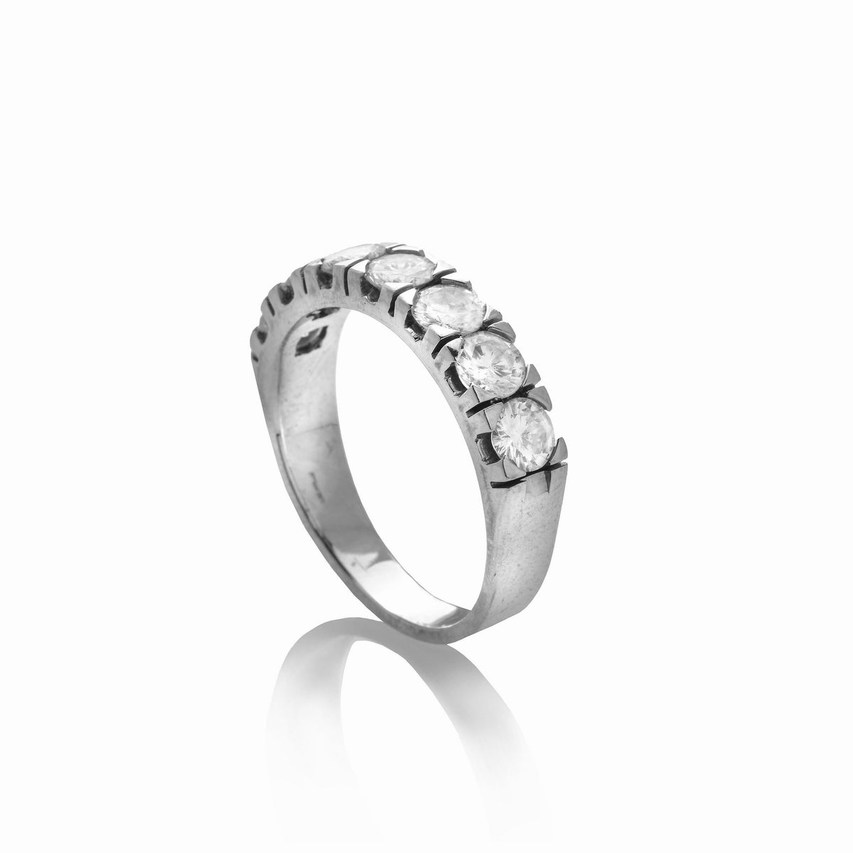 Anello riviere in oro bianco e diamanti